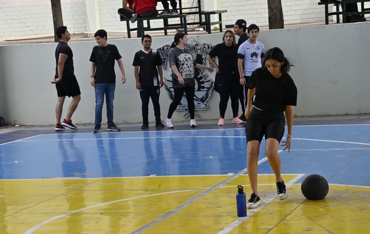 Estudiantes en actividad física dentro de las instalaciones universitarias